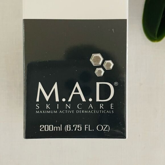 MAD Youth Transformation Glycolic Body Lotion 7% with Shea and Coconut Butters - Picture 3 of 5